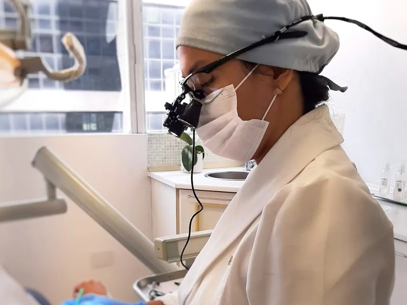 Foto de Dra. Nicole Okura e Dr Erick Rojas - Odontologia na Avenida Paulista -SP