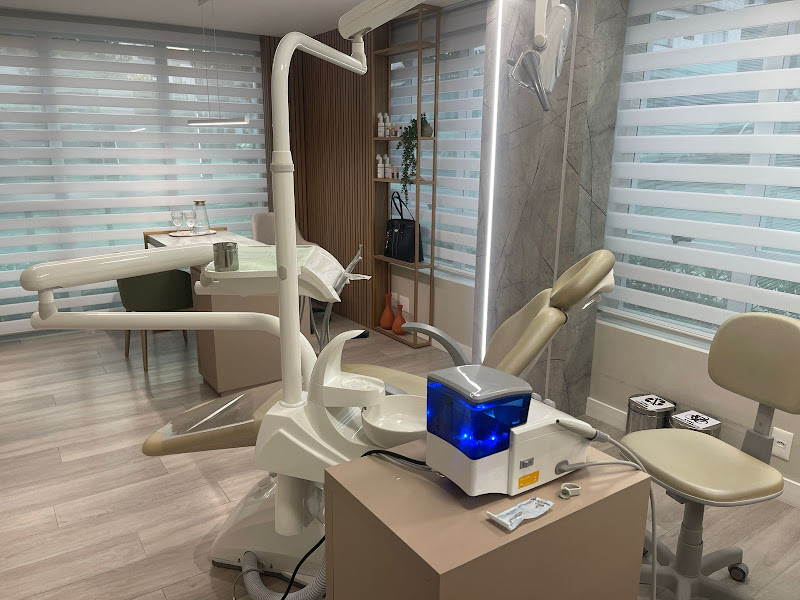 Foto 3 de Dra. Patrícia Lima | Lentes de resina em Balneário Camboriú