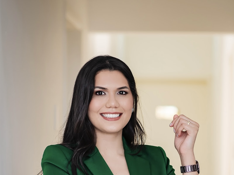 Foto de Dra. Paula Trindade - Bucomaxilo - Implantodontia