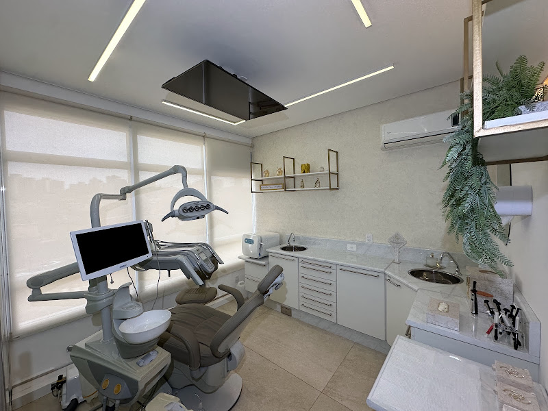 Foto 4 de Dra Rafaella Salim | Implante Dentário | Prótese Protocolo | Clareamento | Dentista em Ribeirão Preto - SP