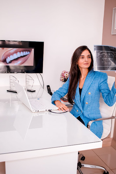 Foto 3 de Dra. Raphaela Barreto - Odontologia/ Endodontia/ Especialista em tratamento de canal