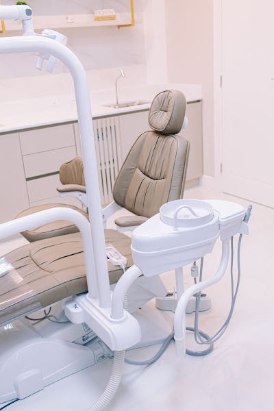 Foto 3 de Dra. Raquel Santos - Dentista/Lentes em Resina/Aparelho Ortodôntico/ Tratamento de Canal