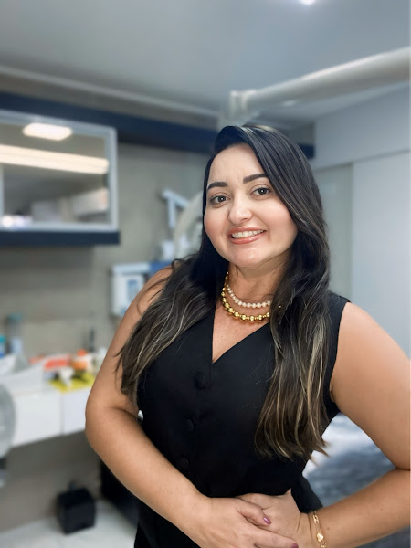 Foto 2 de Dra. Regivania Costa - Dentista em Sobral - Harmonização / Prótese Dental