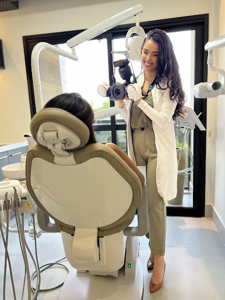 Foto 3 de Dra.Renata Silveira│Clareamento│Lentes e Facetas em Resina e Porcelana