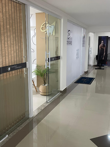 Foto 2 de Dra. Sabrina Andrade | Tratamento de Canal, Restaurações, Limpezas e Clareamento Dental