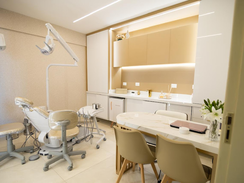 Foto 2 de Dra. Sabrina Santos - Bucomaxilofacial e Implantes