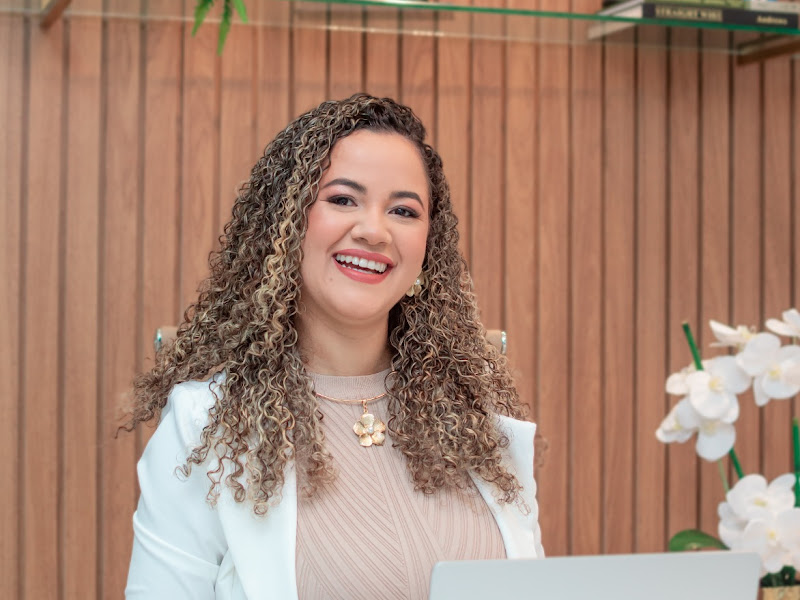 Foto 2 de Dra. Samara Pereira - Ortodontia, Lentes/Facetas em Resina Composta, Clareamento.