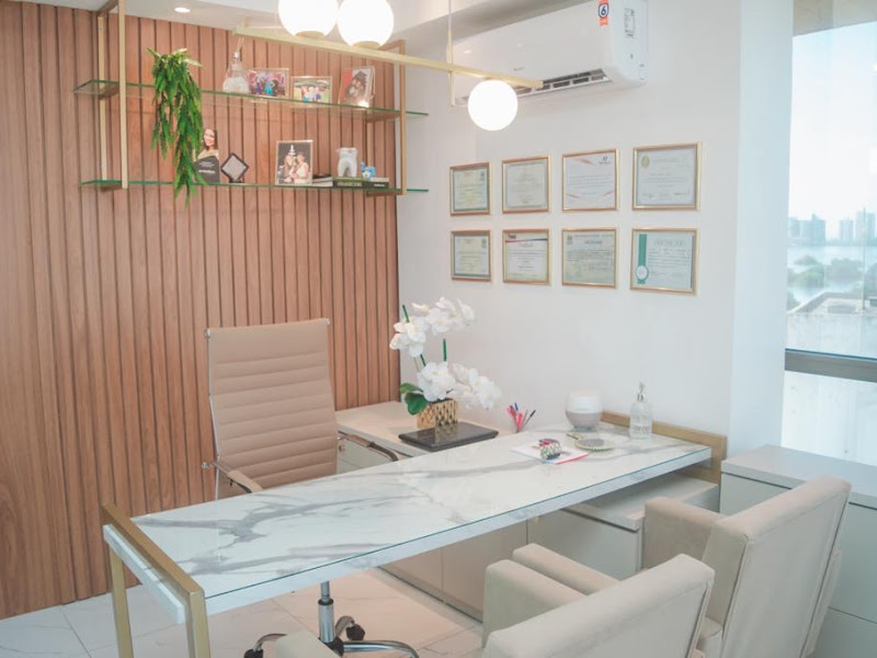 Foto 3 de Dra. Samara Pereira - Ortodontia, Lentes/Facetas em Resina Composta, Clareamento.