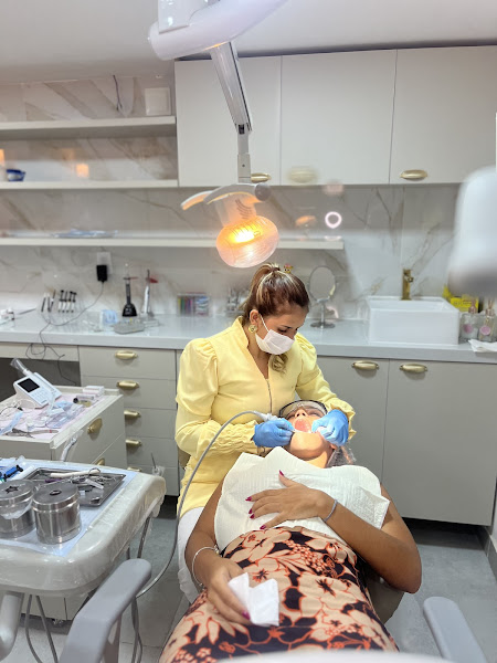 Foto 2 de Dra Sandy Moreno - Tratamento de canal e urgência (dor de dente)