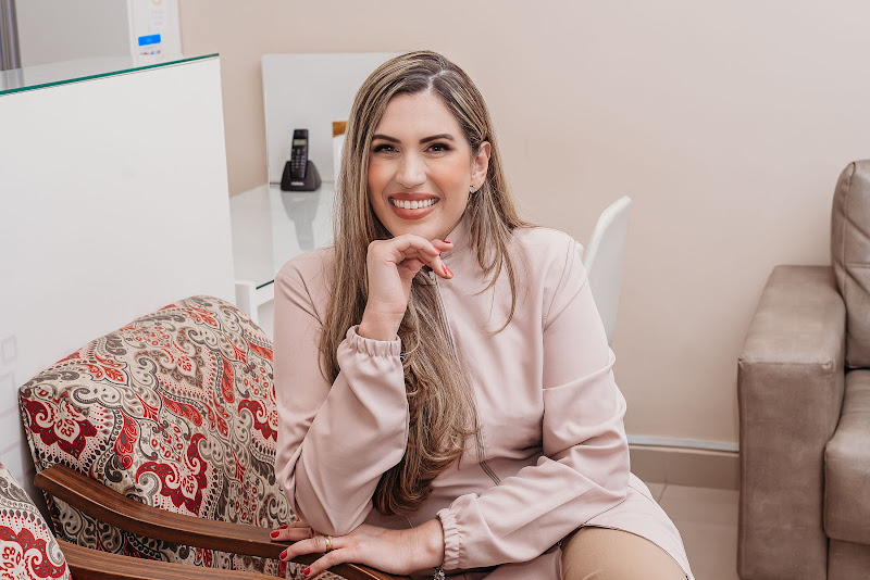 Foto 2 de Dra. Sílvia Araújo | Referência em Lentes de Contato Dental | Facetas em Resina