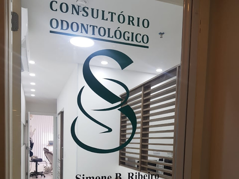 Foto de Dra. Simone Bernardes Ribeiro | Implantes dentários