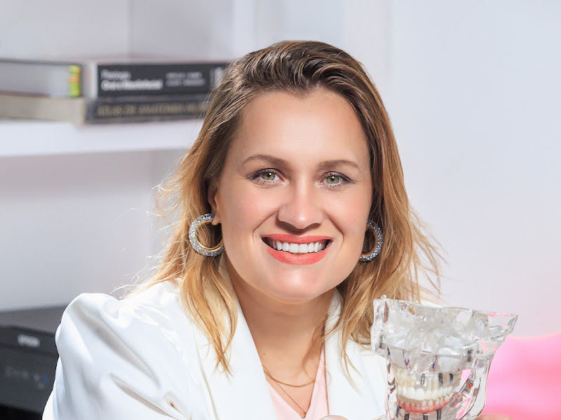 Foto 3 de Dra Simone Hausladen - Ortodontia e Tratamento de Ronco (Dentista do Sono)
