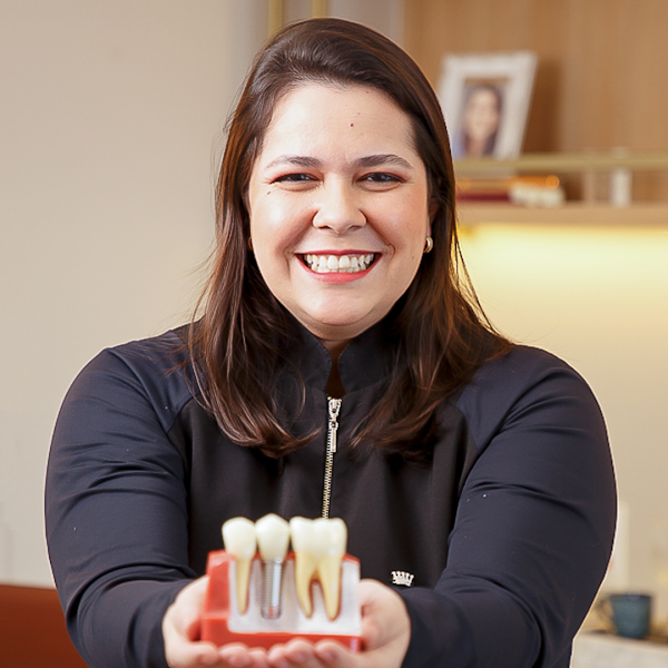 Foto 2 de Dra. Suyana Carneiro - Implantes Dentário