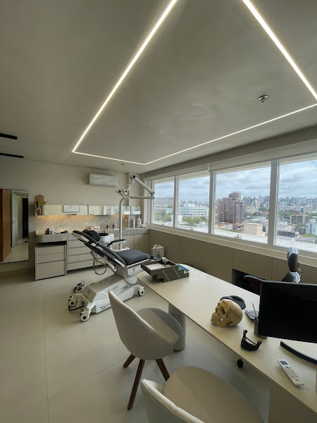 Foto 3 de Dra Taíse Simonetti - Cirurgia Bucomaxilofacial