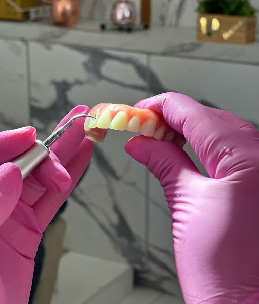 Foto 2 de Dra. Tati Quaresmin | Implantes Dentários e Estética