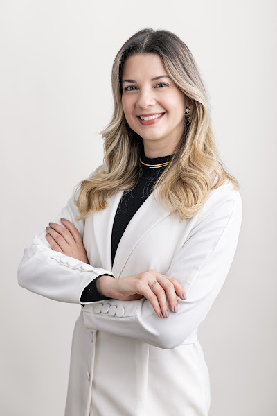 Foto 2 de Dra. Tayna Carvalho - Cirurgia Bucomaxilofacial e Implantodontia