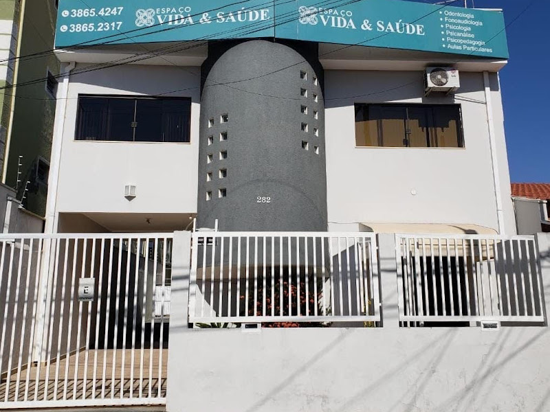 Foto 3 de Dra. Téssia Carvalho - Dentista | Tratamento de canal, harmonização facial, facetas, lentes de contato dental e próteses.