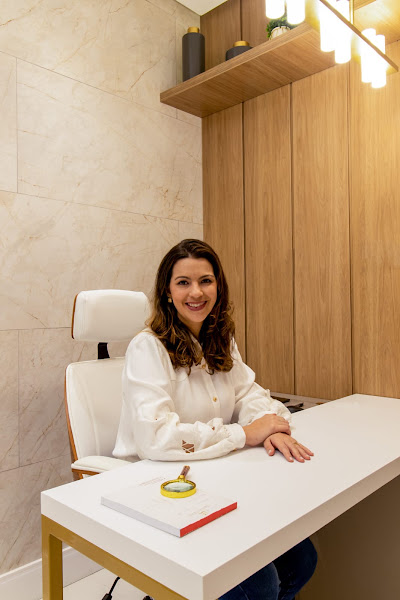 Foto de Dra Thaiane Huttner | Dermatologia e Medicina Capilar em Alagoinhas BA | Estética Avançada