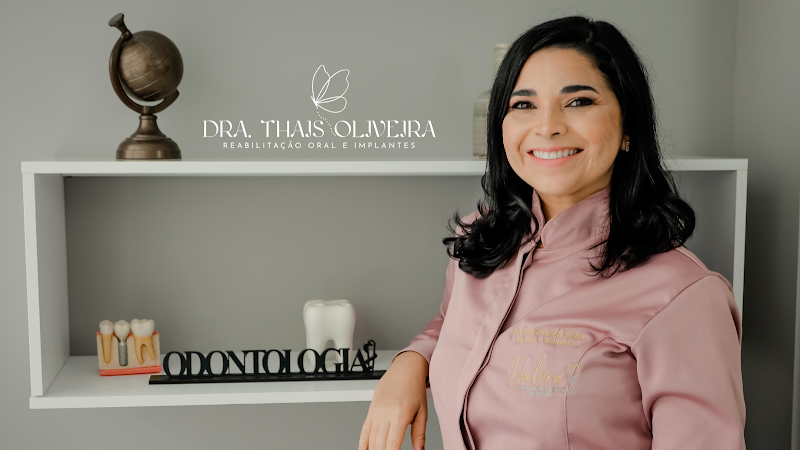 Foto 2 de Dra. Thais Oliveira - Implantes Dentários | Reabilitação Oral