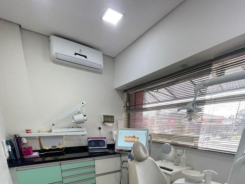 Dra. Thais Perini - Dentista em Curitiba