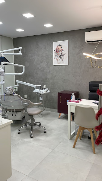 Foto 3 de Dra. Thais Risegato - Odontologia Integrativa em Jardim São Paulo - Restauração - Clareamento Dentário - Prótese Dentária