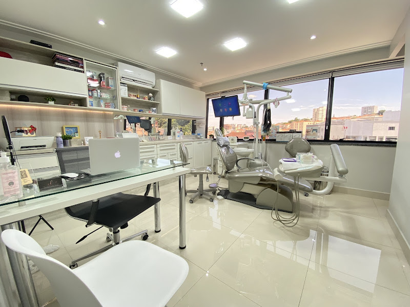 Foto 8 de Dra. Thais Risegato - Odontologia Integrativa em Jardim São Paulo - Restauração - Clareamento Dentário - Prótese Dentária