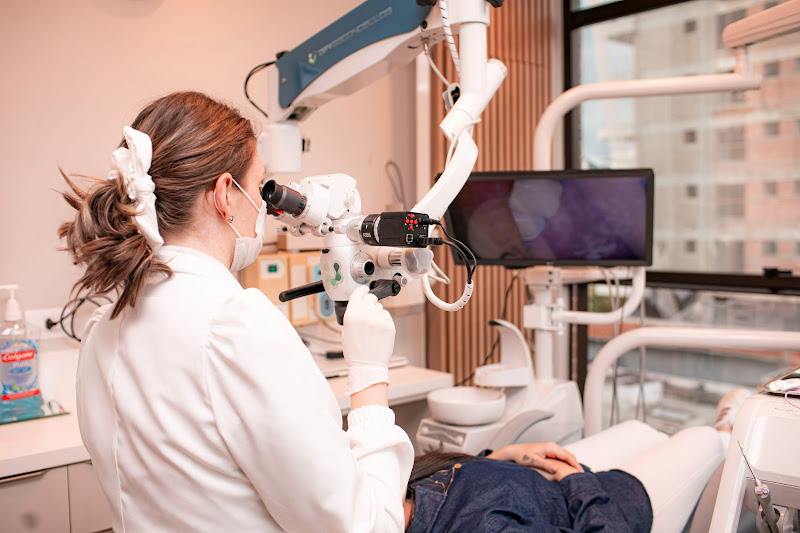 Foto 3 de Dra Thaisa Voigt | Endodontia Microscópica | Protesista | Facetas | Clareamento | Reabilitação