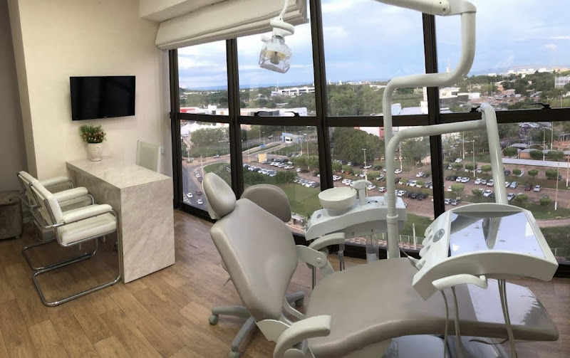 Foto 2 de Dra. Theiza Helena | Implantes Dentários | Odontologia