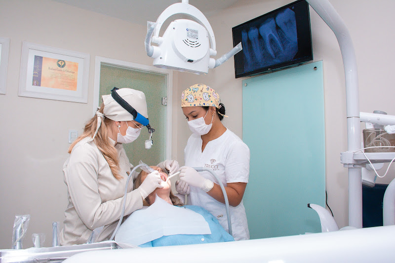 Foto 2 de Dra. Victoria TRUCCI - Tratamento de Canal - Endodontia Microscópica - Urgências - Odontologia - São Leopoldo - RS