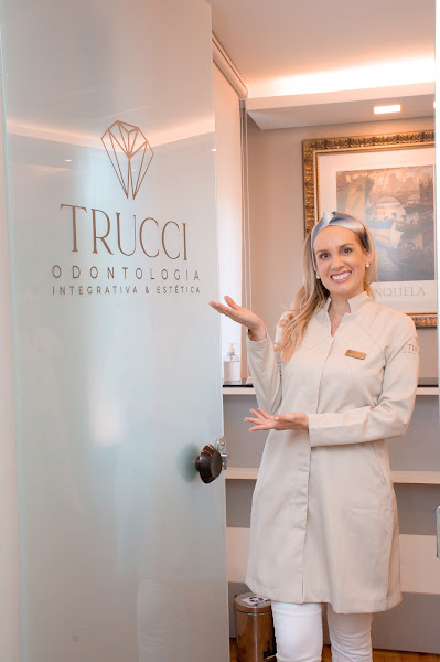 Foto 3 de Dra. Victoria TRUCCI - Tratamento de Canal - Endodontia Microscópica - Urgências - Odontologia - São Leopoldo - RS