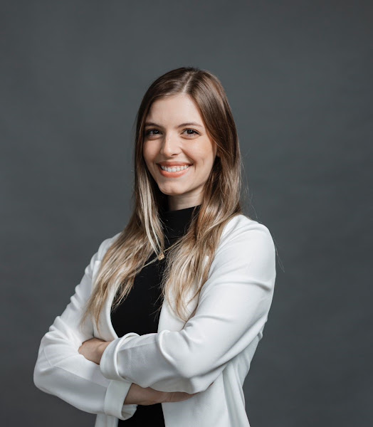 Foto de Dra. Vitória Adamy | Odontologia Estética