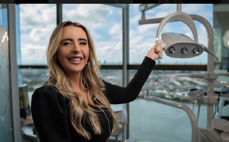 Foto 2 de Dra. Viviane Teixeira | Implantes e Próteses