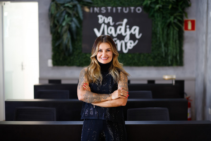 Foto 2 de Dra. Vladja Torno | Facetas em Resina Composta em Curitiba