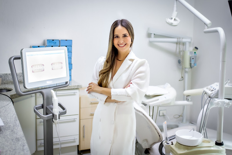 Foto 3 de Dra Waruna Stefaneli | Aparelho Invisalign em Piracicaba