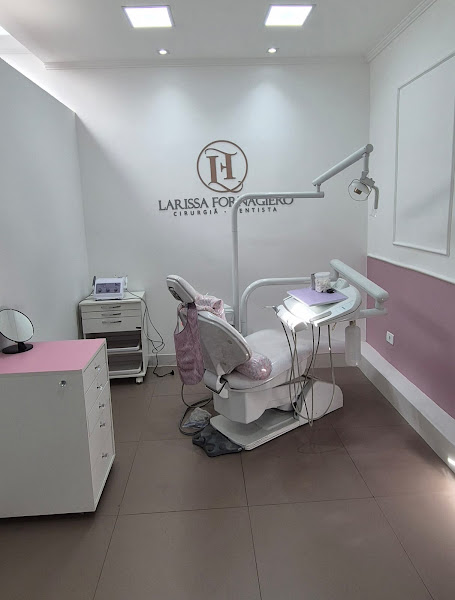 Foto 3 de DTM e Dor Orofacial e Odontologia Estética - Dra. Larissa Fornagiero