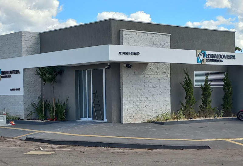 Foto 2 de Edivaldo Vieira Odontologia/Implante Dentário/Protése Dentária/Facetas em Porcelana/Endodontia