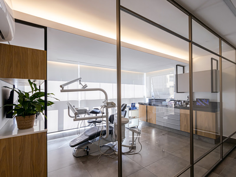 Foto 2 de Eduardo Cury - Periodontia e Implantes