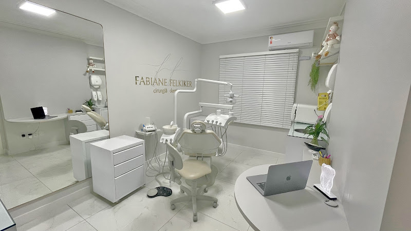 Foto 2 de Fabiane Felkiker | Invisalign Doctor | Ortodontia | Cirurgiã-Dentista