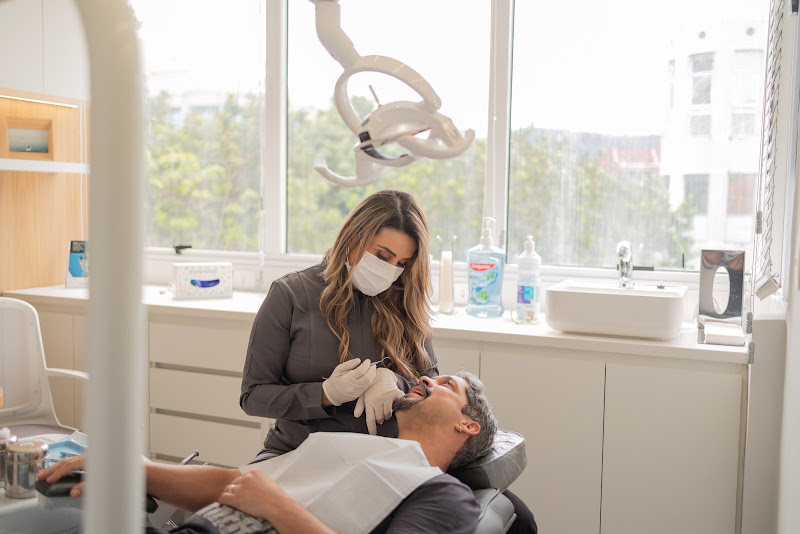 Foto 2 de Flávia Ribeiro Odontologia | Endodontia | Ortodontia | Prótese | Implantes | Harmonização