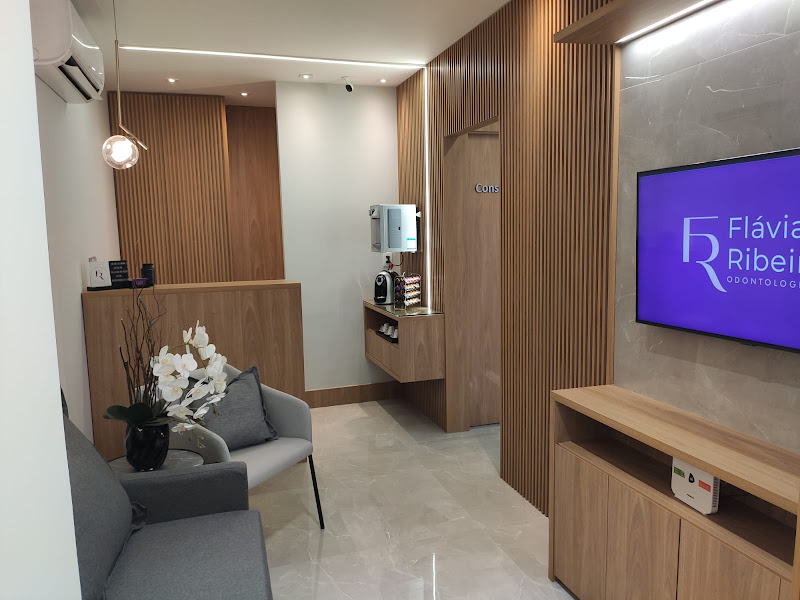 Foto 3 de Flávia Ribeiro Odontologia | Endodontia | Ortodontia | Prótese | Implantes | Harmonização