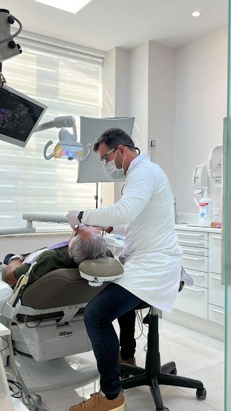 Foto 3 de FM Odontologia | Dentista Campo Grande Rj | Lentes de Resina | Implante dentário | Endodontia microscópio | Dr. Fabiano Môro