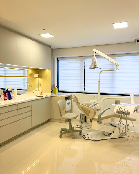 Foto 3 de Gabriella Uffermann - Dentista em Canoas | Limpeza, Clareamento, Lentes, Botox e Tratamento de Canal