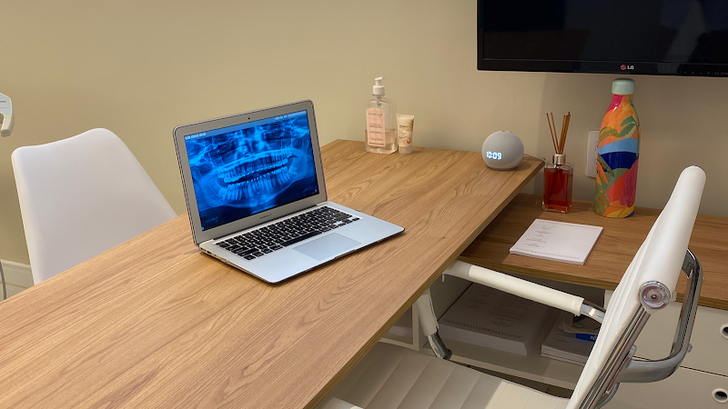 Foto 2 de Giulianna Lima Pinheiro - Cirurgia Oral e Bucomaxilo