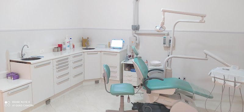Foto 2 de Harmonização Facial e Odontologia Dr Carlos e Equipe - Urgências e Implantes Dentários