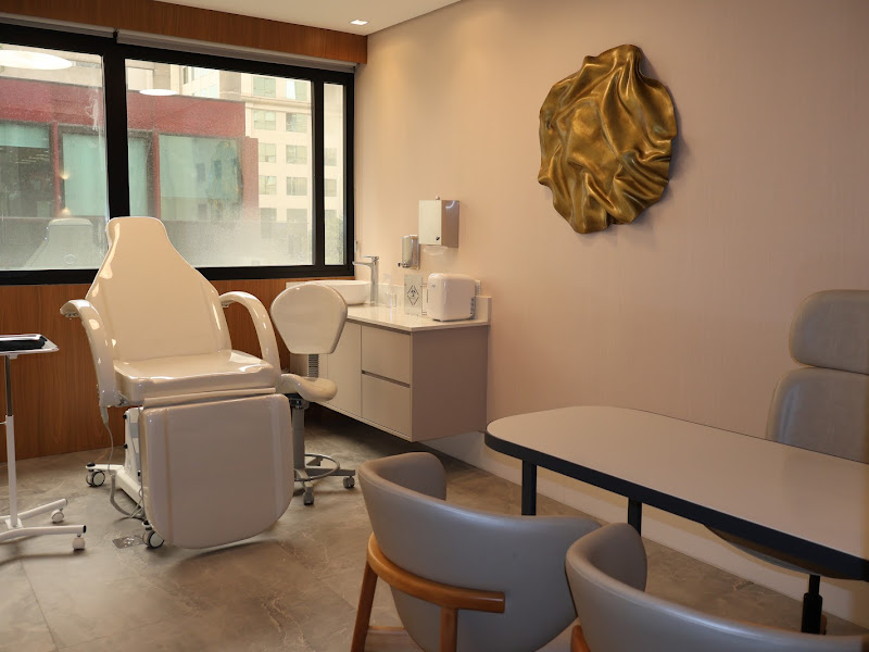 Foto de Harmonização na Vila Olimpia l Dra. Andréa De Santi - Harmonização Facial, Botox, Preenchimento Labial | Dentista Estética SP