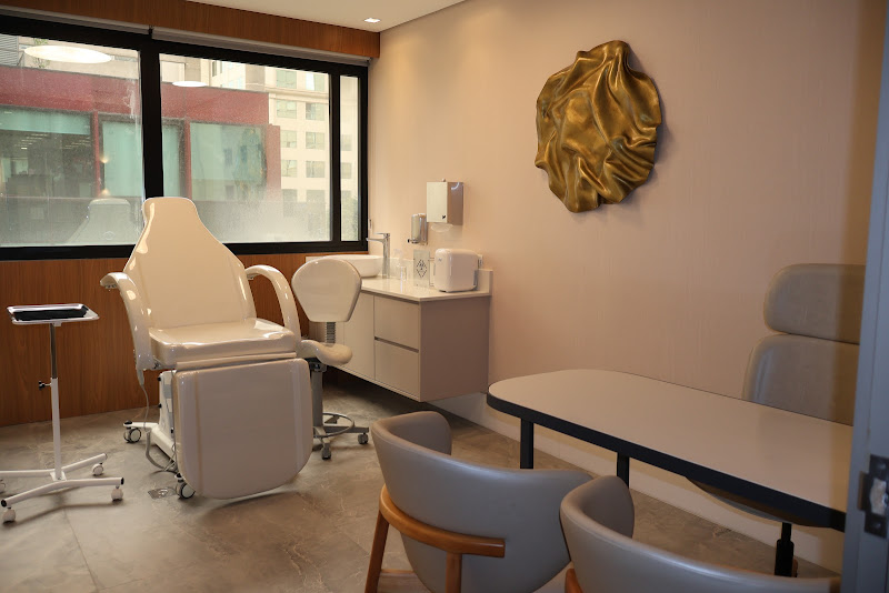 Foto 2 de Harmonização na Vila Olimpia l Dra. Andréa De Santi - Harmonização Facial, Botox, Preenchimento Labial | Dentista Estética SP