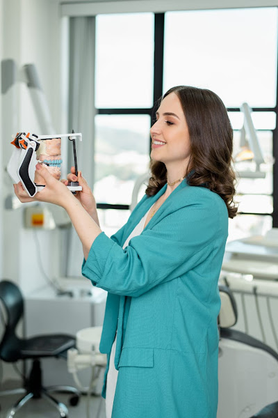 Foto 2 de Implante dentário Dra. Raphaela Lima