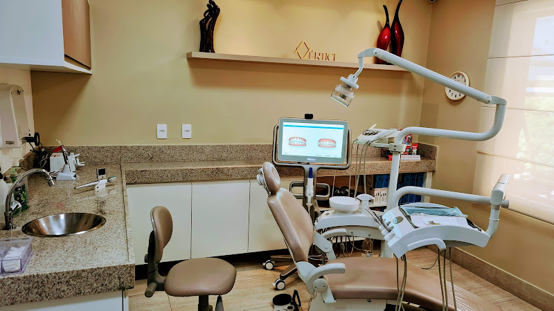 Foto 3 de Implante dentário e Invisalign - Vértice Odontologia