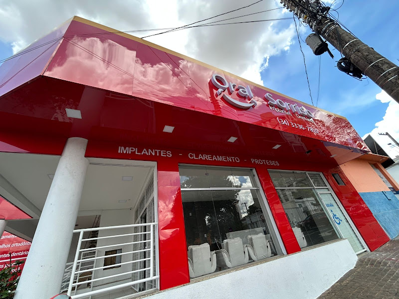Foto 2 de Implante Dentário | Lentes Em Resina | Aparelho Invisível - Oral Sorriso/Uberlândia MG