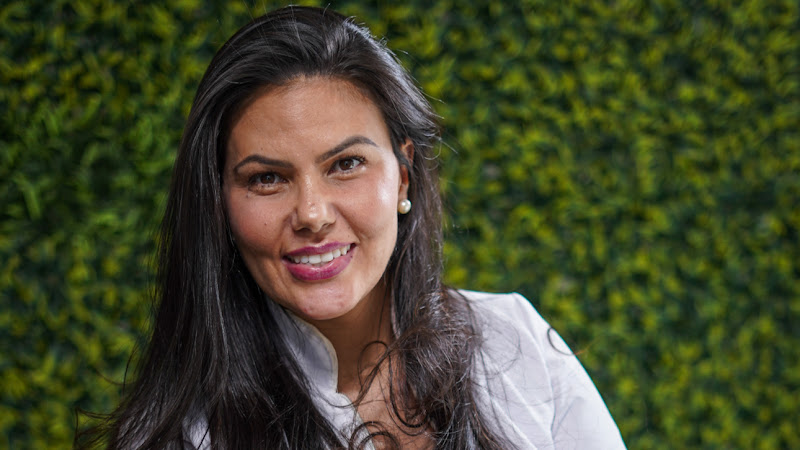 Foto 2 de Implantes Dentários Com Sedação | Dra. Camila Moreira Moreira